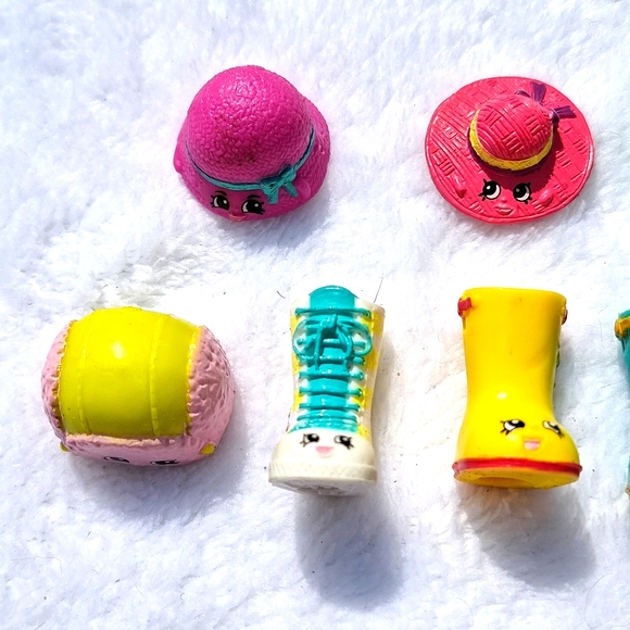 Shopkins Set of 8 hats, boots, and purses Season 2 - Picture 3 of 9